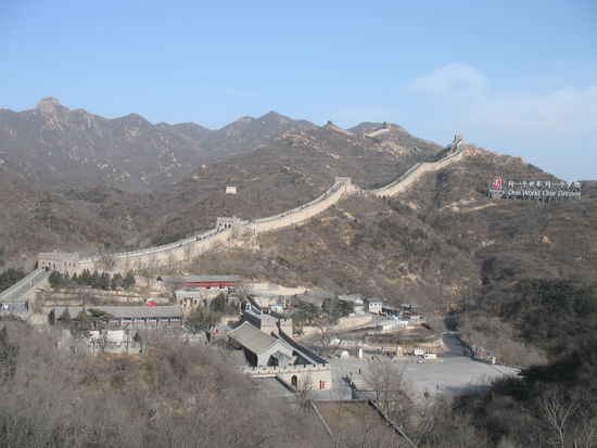 Übersicht vom Westen aus: Unten die Festung von Badaling, nach Osten geht die Mauer den Berg hoch, links nochmal das Olympiazeichen und links von der Mitte ein vorgelagerter Signalturm, um Überfälle frühzeitig zu entdecken und zu melden