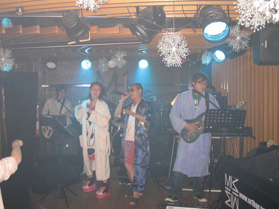 Live Band in der Kneipe, keine Ahnung, wie die hießen, vielleicht: Die Schlafmützen oder so.... Auf jeden Fall haben se echt gute Musik gemacht