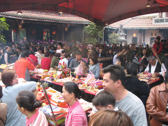 Die Opfertische, es wurde sogar extra ein Zeltdach aufgebaut, falls es regnet