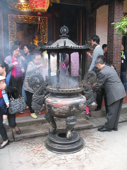 Endstation für die vielen Räucherstäbchen