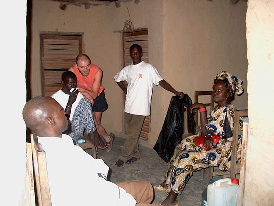 Maimouna, Jochen, Demba und Leute vom Dorf.
