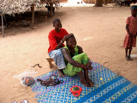 Stundenlange, beliebte Arbeit: Haare einflechten!