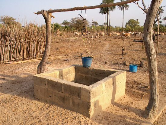 Ein konventioneller Brunnen, immerhin schon eingefaßt zum Schutz vor Oberflächenwasser.