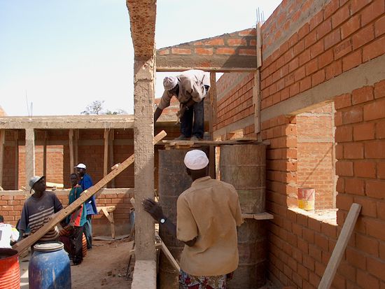 Ein deutsches Hilfsprojekt. Die Maurer haben sehr saubere Arbeit geleistet.