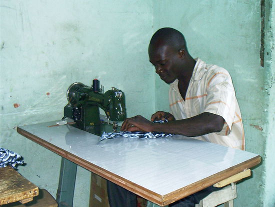 Im Senegal werden die Kleider meist von Männern genäht