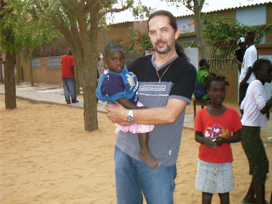 Einige Kinder haben Angst vor dem weißen Mann. Dieses Nicht.