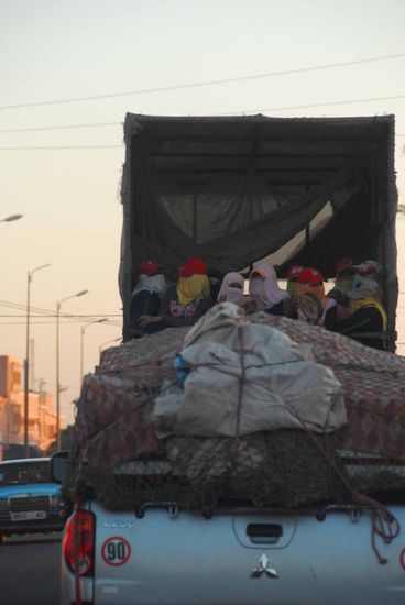 singende Landarbeiterinnen auf dem Heimweg kurz nach Agadir MA