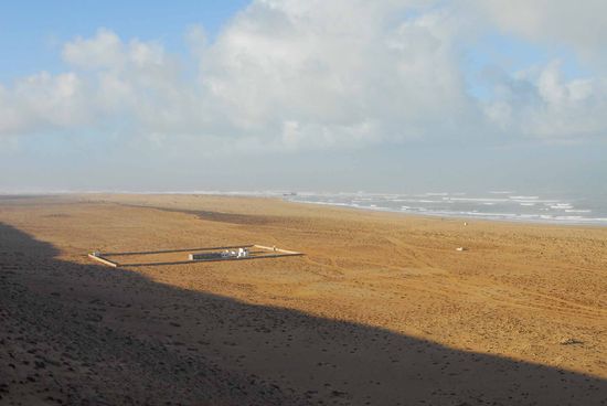 West Sahara mit Schiffswrack im Hintergrund. Beliebter Kuestenabschnitt zum Anlanden von alten Schiffen? Erspart die Verschrottung.