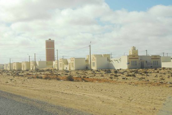 Ghosttown in der West Sahara. Man sieht einige dieser Doefer, keines habe ich jemals bewohnt gesehen. Es gibt alles, Strom, Telefon, Fernsehen, nur keine Bewohner. Polit. Anspruch MA s.