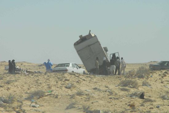Im Niemandsland zwischen Maokko und Mauretanien ist einem Kleinlaster der Aufbau vom Rahmen gerissen.