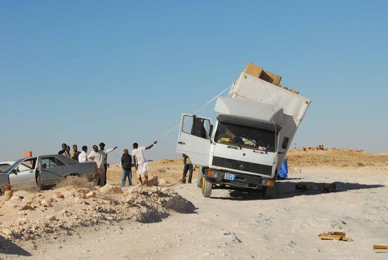 Er haelt den Aufbau mit einer Hand.