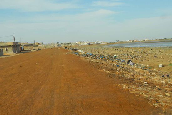 Das ist die oestliche Umfahrung von St.Louis. Rechts die Lagune, links die Haeuser.