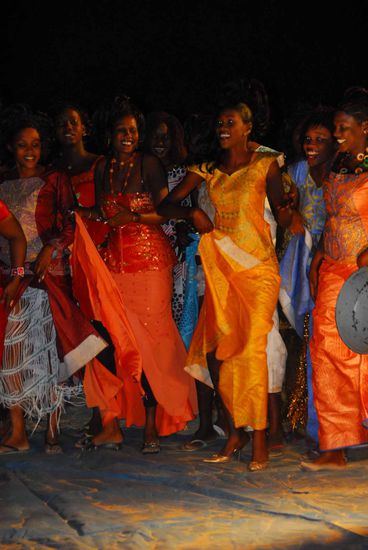 Im gelben Kleid die Braut mit ihren Begleiterinnen