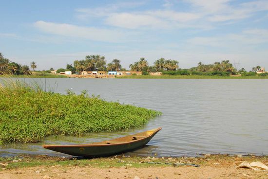 Am Sonntag am Senegal Fluss. Gegenueber ein Dorf in Mauretanien. 