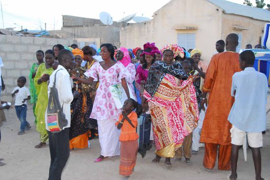 Die Verwandten des Braeutigams kommen in einem tanzenden Festzug zum Haus der Braut um ihre Geschenke zu offerieren.
