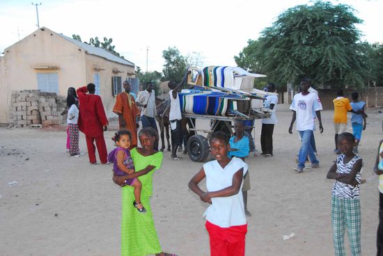 Der Umzugswagen. Die Stuehle werden per Pferdeexpress zur Festhalle gebracht, wo am Abend noch eine Feier stattfindet.
