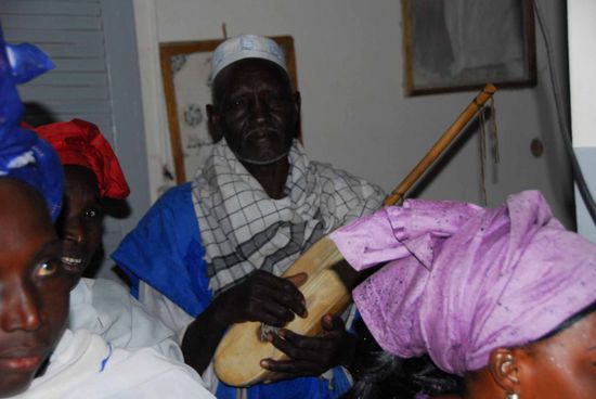 Ein alter Musikant der ein Photo wuenschte, allerdings kommt es hier zu dunkel heraus.