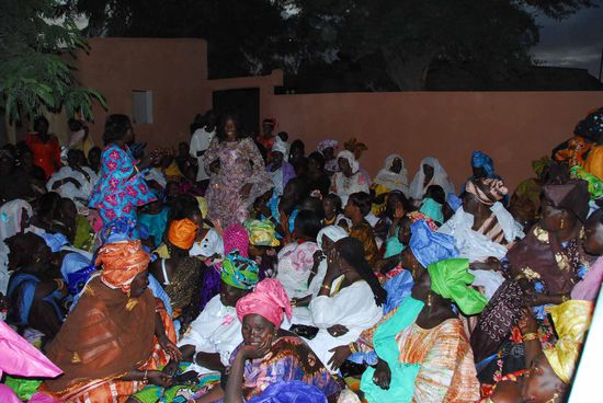 Die Geschenke werden tanzend, singend und mit viel Gelaechter der Braut gezeigt. Haeufig wird Nachtbekleidung fuer die Braut geschenkt was zu viel Vergnuegen fuehrt.