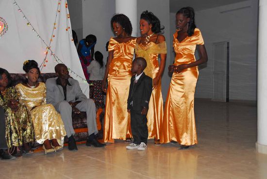 Links in Gelb die Braut, wieder ein neues Outfit mit den abendlichen "Brautjungfern" und maennlicher Bekleidung, allerdings nicht der Braeutigam. Den sahen wir erst am Montag.