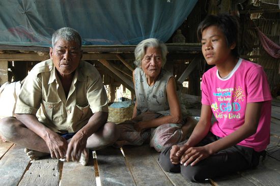 Dieser Junge ist ein Waise, der bei seinen alten Grosseltern lebt. In seiner Huette lebten 8 - 10 Menschen.