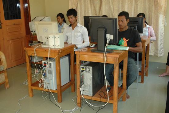 Die grossen Schueler erhalten auch Training am PC. er dient aber mehr als Schreibmaschine, da es auf den Doerfern noch kein Internet gibt. Aber man kann sich ja schon mal auf die Zukunft vorbereiten.