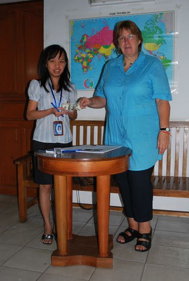 In der Redaktion der Zeitung uebergebe ich die 100 Dollar an eine Mitarbeiterin der Zeitung