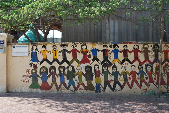 Ein freundlicher Empfang - jedes Kind durfte sich auf der Mauer neben dem Eingang verewigen.