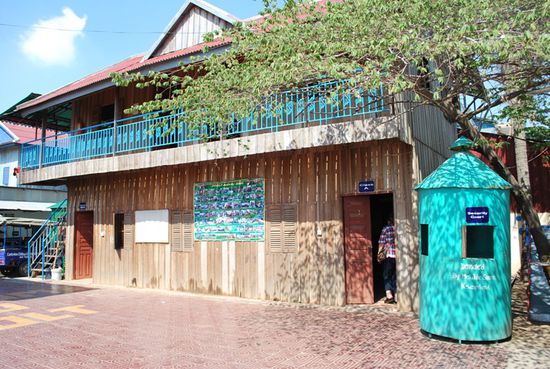 Das alte Schulgebaeude, in dem jetzt oben der Jungenschlafraum untergebracht ist.