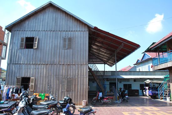 Das Hauptgebaeude, in dem das Buero ist und die beiden Maedchenschlafzimmer.