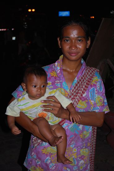 Johnboy und Bin, die wir beide sehr liebgewonnen haben. Es faellt uns schwer nach Hause zu fahren ohne fuer die beiden eine Loesung gefunden zu haben. Sie leben auf der Strasse und erbetteln sich das Geld fuer Essen und Kleidung. Sie liebt ihren kleinen Sohn und wuerde ihn nie weggeben, auch wenn ihr eigenes Leben dadurch sicher leichter wuerde.