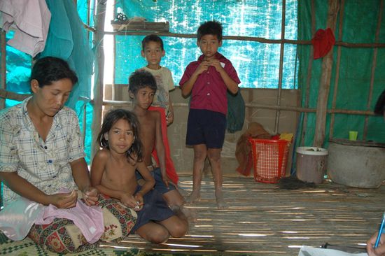 Diese Mutter wurde mit ihren Kindern verlassen. Wie ihr Essen aussieht, zeigt das naechste Bild.