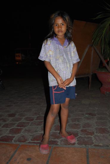 Nari, immer schmutzig, immer schlecht angezogen, damit es mit dem Betteln auch klappt. Mutter, sauber angezogen, ueberprueft immer, ob das Kind auch bettelt. Sitzt sie mal irgendwo und spielt, setzt es Hiebe.