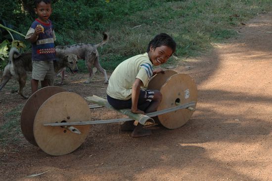 Wer kein fertiges Spielzeug hat, der macht sich welches.