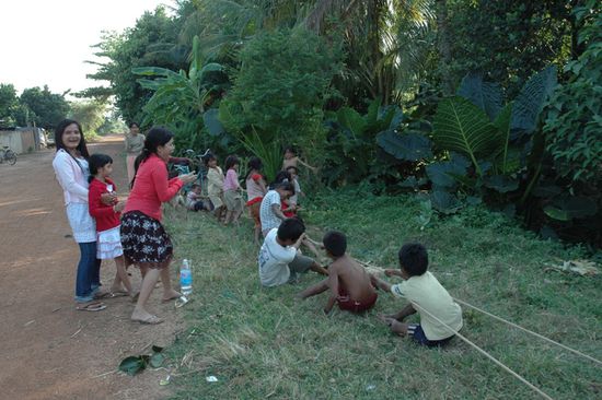 Tauziehen macht Spass und alle machen mit oder feuern an.