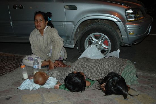 Ein gewohntes Bild an der Riverside. Ueberall liegen Kinder auf den Gehsteigen und die Muetter hoffen auf Spenden.
