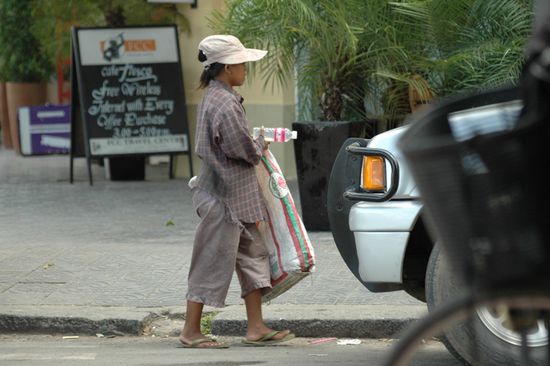 Zu bedauern sind auch die vielen, vielen Muellsammelkinder, die bis spaet in die Nacht Plastikflaschen und Dosen sammeln, damit sie ein paar Riel verdienen.