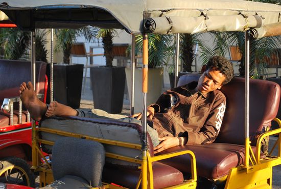 Unser taubstummer Schuhputzer, den die Muedigkeit dahingerafft hat. Hier gibt es nicht viele Moeglichkeiten, um solche Behinderungen aufzufangen. Er wird wohl sein Leben lang fuer ca. 40 Cent die Schuhe anderer Menschen putzen.