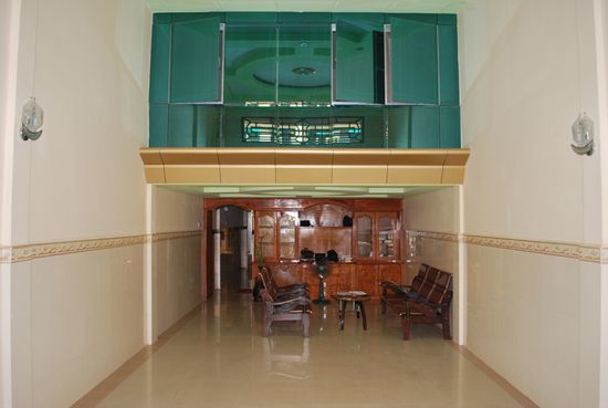 Unsere Eingangshalle. Hinter den verspiegelten Scheiben oberhalb, verbirgt sich ein Schlafzimmer.