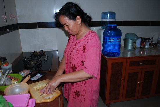 'Sister'beim Schnibbeln fuer unser Mittagessen, jedes Mal das Highlight des Tages.