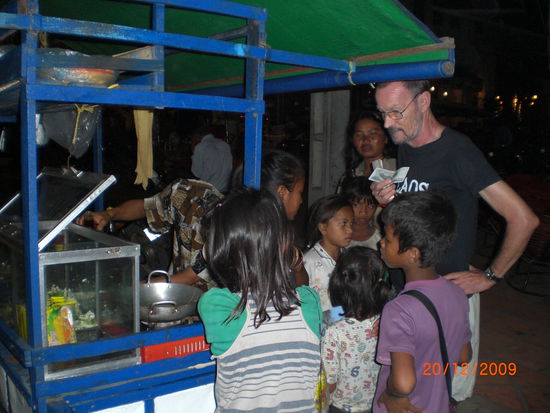 Peter erbarmt sich der restlichen Strassenkinder.