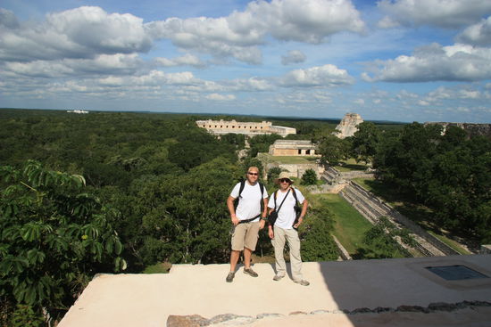Rundumblick auf die ganze Anlage von Uxmal (Chrisoph rechts, Martin links)