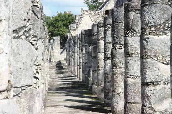 Steinsaeulen bei einem Nebentempel