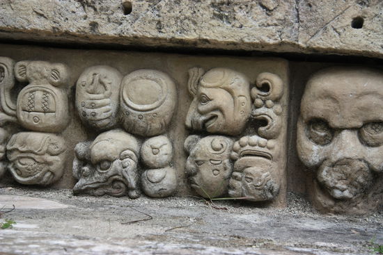 die gut erhaltenen Reliefs