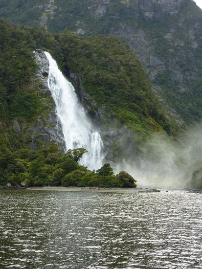 Einer der unzaehligen Wasserfaelle