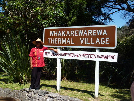 Oben steht der Name des Dorfs fuer Touristen, unten in "orginal"