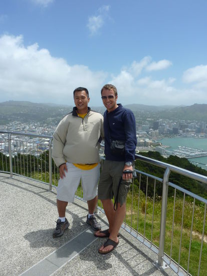 Wang und ich auf der Aussichtsplattform in Wellington