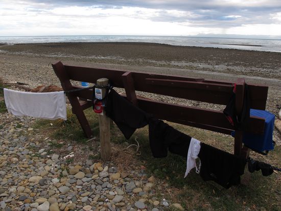 The area around Motueka was too crowded so we drove a littel south to a small campsite on Kina Beach - the most beautiful we found so far... Very natural for only 10 bugs 