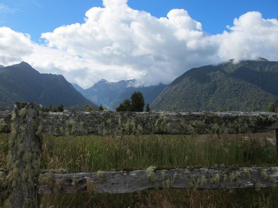 That was our view from the campsite to the mountains. One day before the peaks where covered with snow. 
Behind this valley the Glacier ends not 2 km away from the city
Our next steps will be Wananka. We already booked on a scienic flight over Milford Sound including a 3/4 h cruise there.
Then the plan is to go up to Christchurch meet some friends of Daniela there, before driving up to Kaikoura for the Whale whatching. And then.... we have to back to Christchurch for our flight back home
Sorry, but we don't wanna come back to the Winterwonderland )