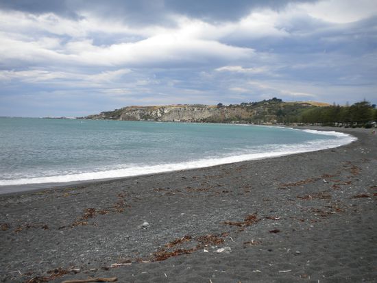 Here in Kaikoura the weather was - most of the time - sunny but not very warm. We had a short walk along the shoreline of the Peninsula.