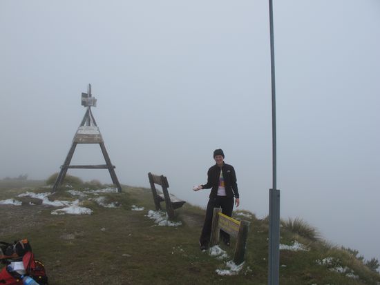 There was still some snow on the top and the mist was already there. On my way down I had a long break for lunch ... and then the good weather was over  Rain, rain, rain....